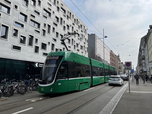Foto van BVB Flexity 6017 Tram door Stadsbus