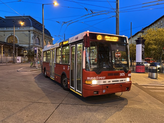 Foto van BKK Ikarus 435.81 305 Gelede bus door Stadsbus