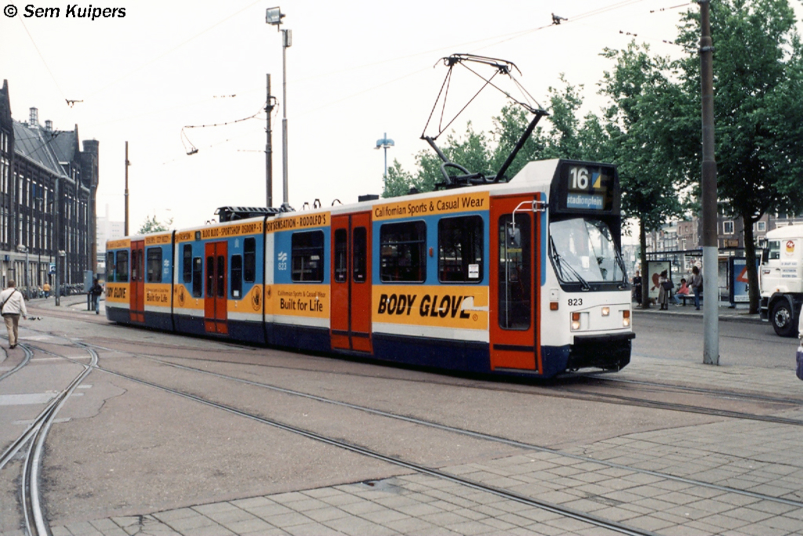 Foto van GVB 12G-tram 823