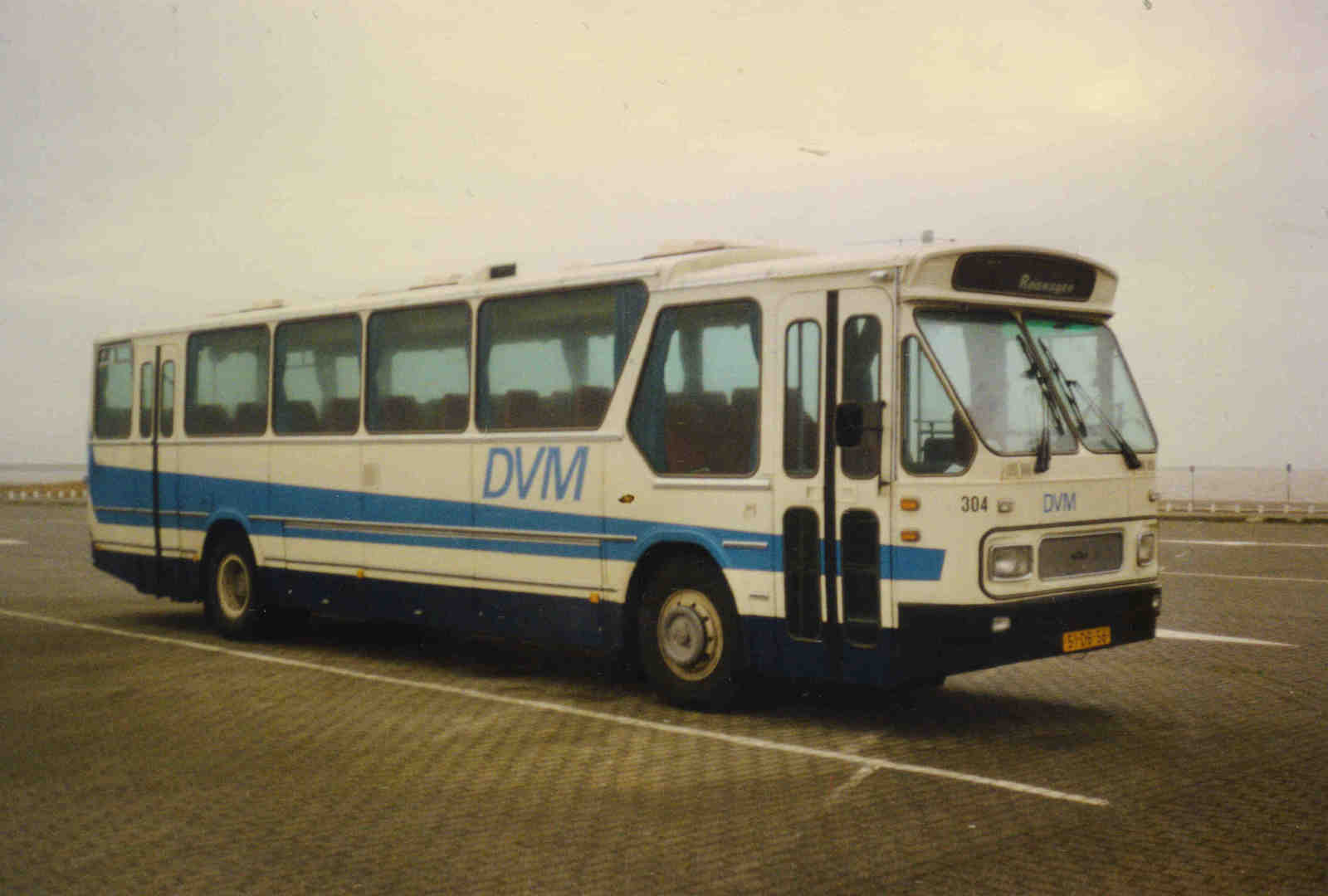 Foto van DVM Leyland-Den Oudsten Standaardstreekbus  304 (ESO 2731)