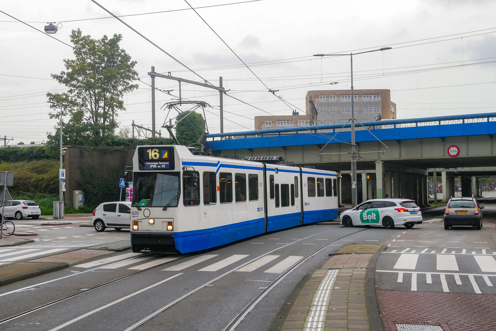 Foto van EMTA 12G-tram 820