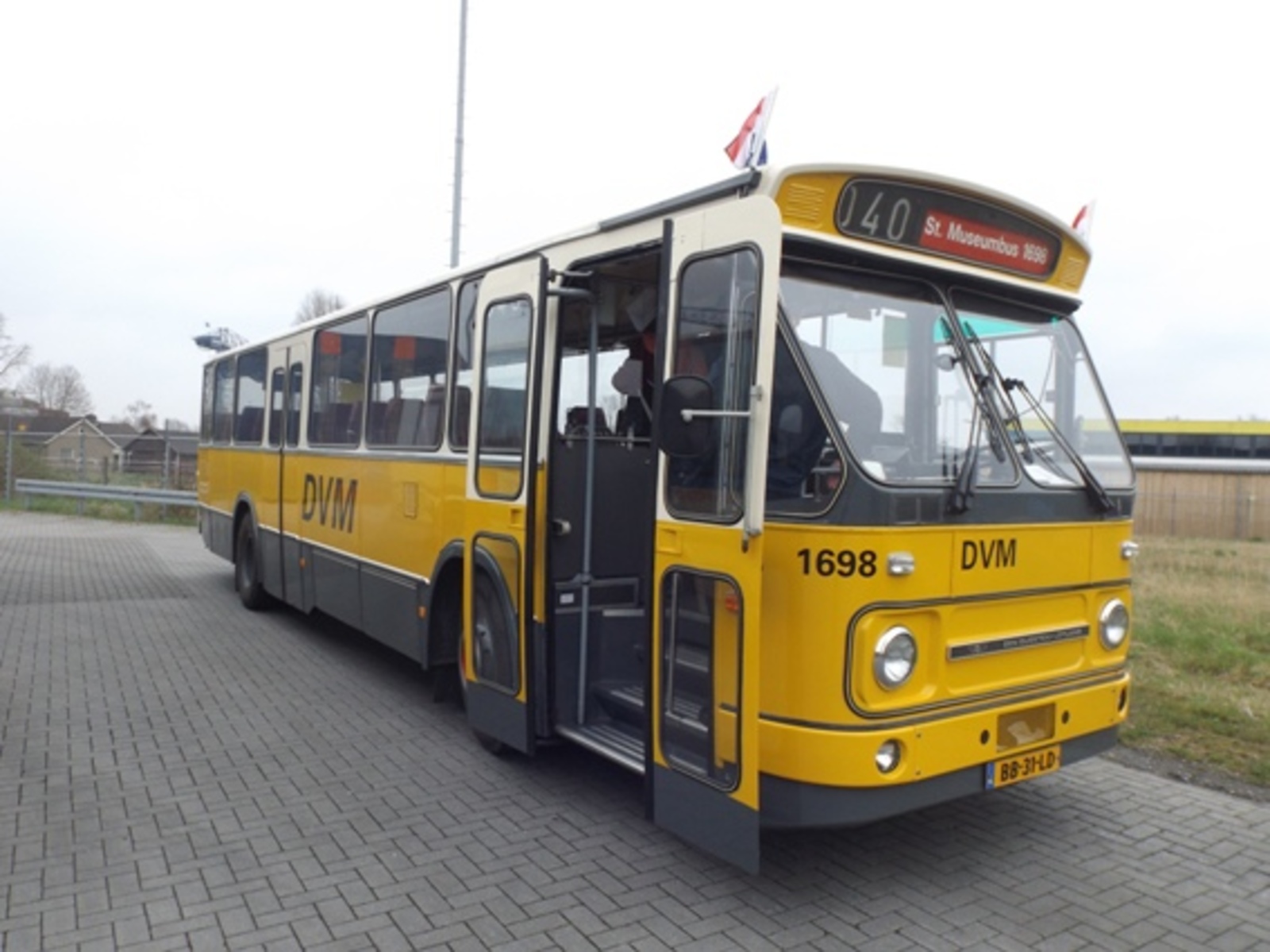 Foto van DVM Leyland-Den Oudsten Standaardstreekbus 1698