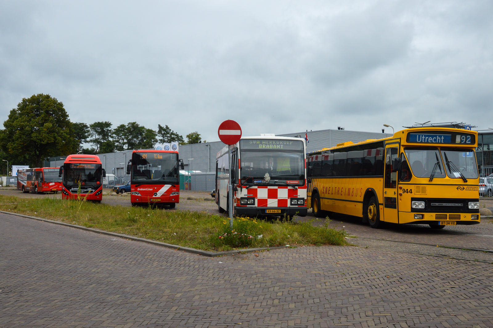 Foto van ARR Volvo 7900 Hybrid 7299, ARR Mercedes-Benz Intouro 7323, BBA Berkhof 2000NL 507 (4769), SVA Volvo-Den Oudsten Standaardstreekbus 944 (ESO 6741)