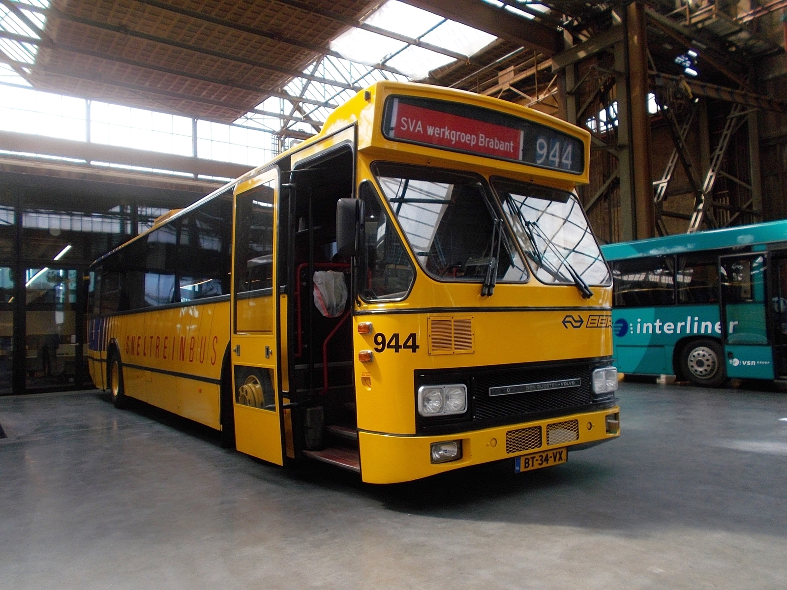Foto van SVA Volvo-Den Oudsten Standaardstreekbus 944 (ESO 6741)