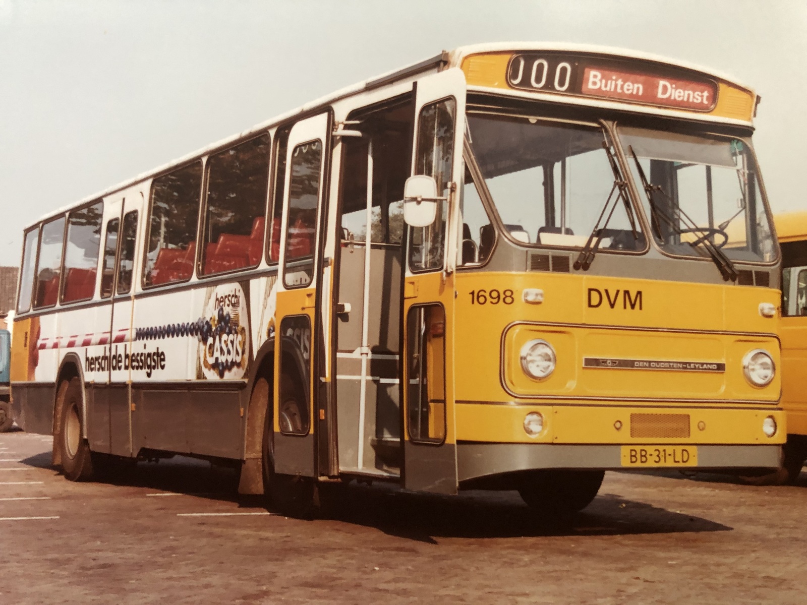Foto van DVM Leyland-Den Oudsten Standaardstreekbus 1698