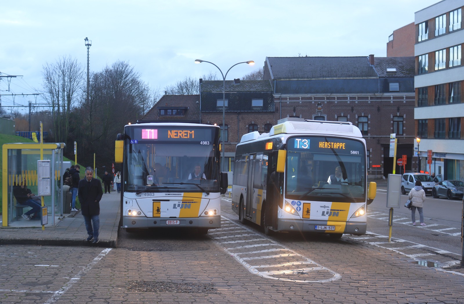 Foto van DeLijn Jonckheere Transit 2000 4983, DeLijn Van Hool A309 Hybrid 5861